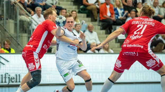 Aalborg Håndbold skal have styr på Elverums Tobias Grøndahl, der her ses i de to holds første indbyrdes møde i sæsonen. <i>Arkivfoto: Annika Byrde/NTB/Ritzau Scanpix</i>