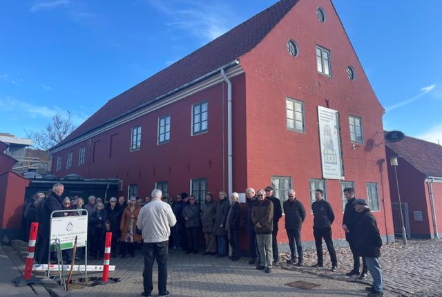 Tirsdag eftermiddag blev der taget første spadestik til en tilbygning ved Håndværkernes Hus i Hjørring.