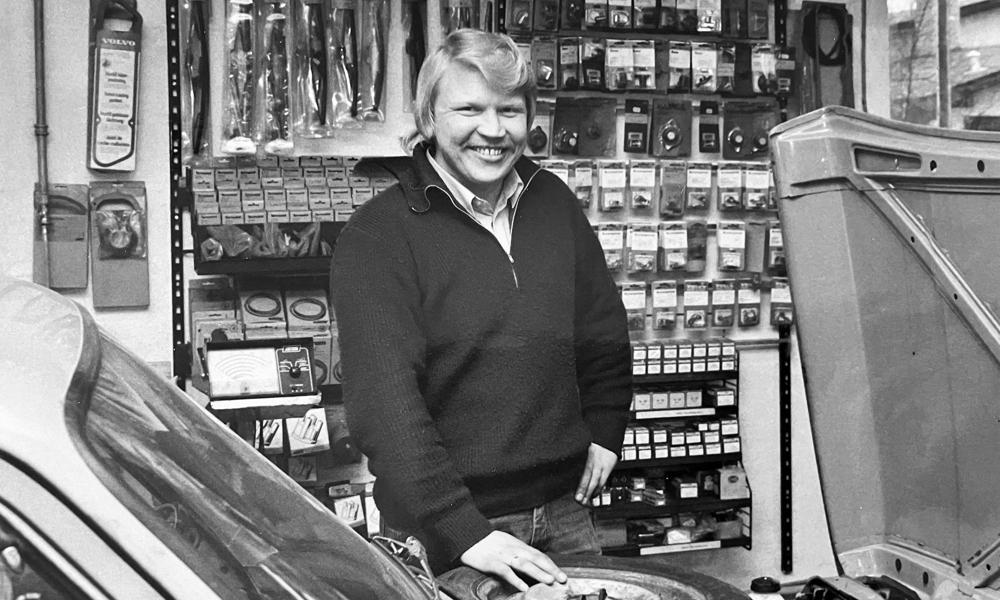 Lars Leed med den første kundebil. Kendere kan se, at det er en Fiat 127. Foto: Privat Lars Leed med den første kundebil. Kendere kan se, at det er en Fiat 127. Foto: Privat