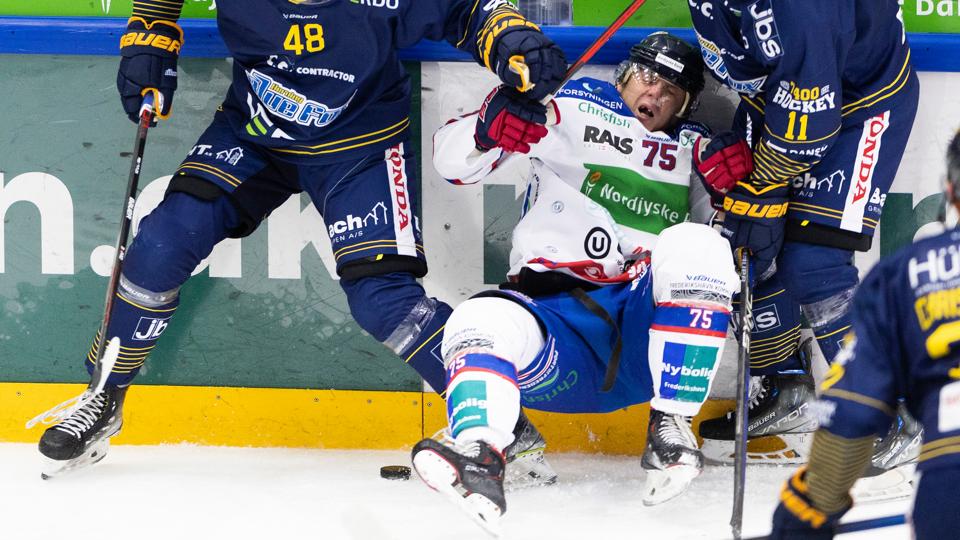 En hård tackling sender med stor sandsynlighed russiske Aleksandr Bumagin væk fra isen i længere tid. <i>Foto: Claus Søndberg</i>