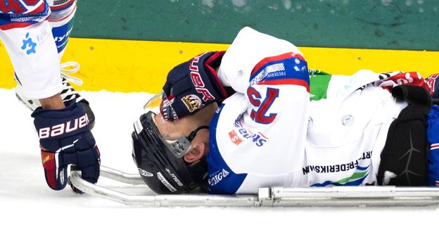 Aleksandr Bumagin blev trukket af isen med en slem skade i anden periode. <i>Foto: Claus Søndberg</i>