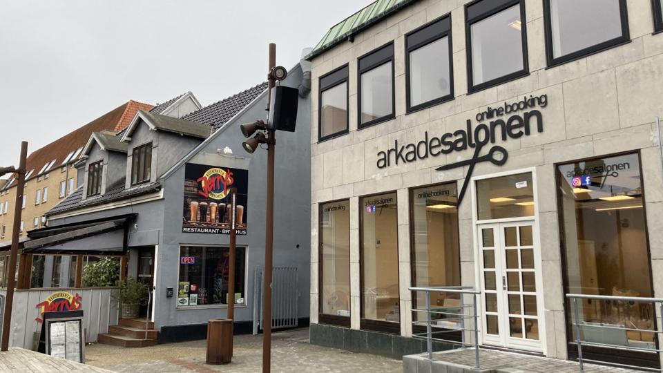 Arkadesalonen har allerede fået nyt facadeskilt. Den nye adresse hedder Kallsvej 2A, og salonen åbner tirsdag efter påske.  <i>Foto: Marianne Isen</i>