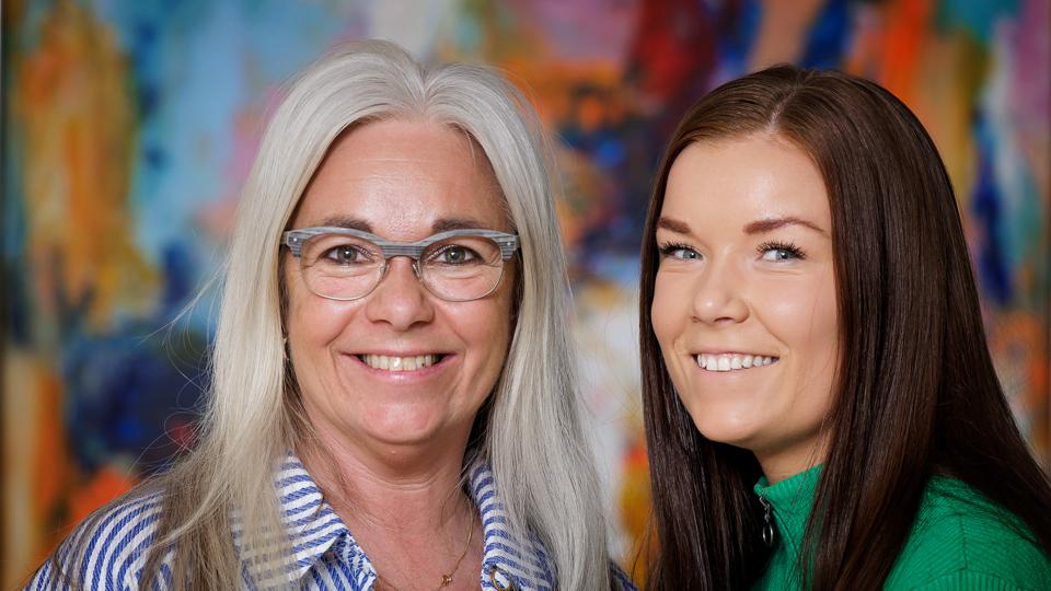 Mor Rikke og datter Cecilie Nygaard Johansen er blevet dybt involveret i at hjælpe ukrainere, der flygtede til Frederikshavn Kommune. <i>Foto: Torben Hansen</i>