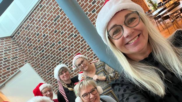 Julehygge har den danske gruppe af frivillige arrangeret i Abildgård Kirken. <i>Selfie: Rikke Nygaard Johansen</i>