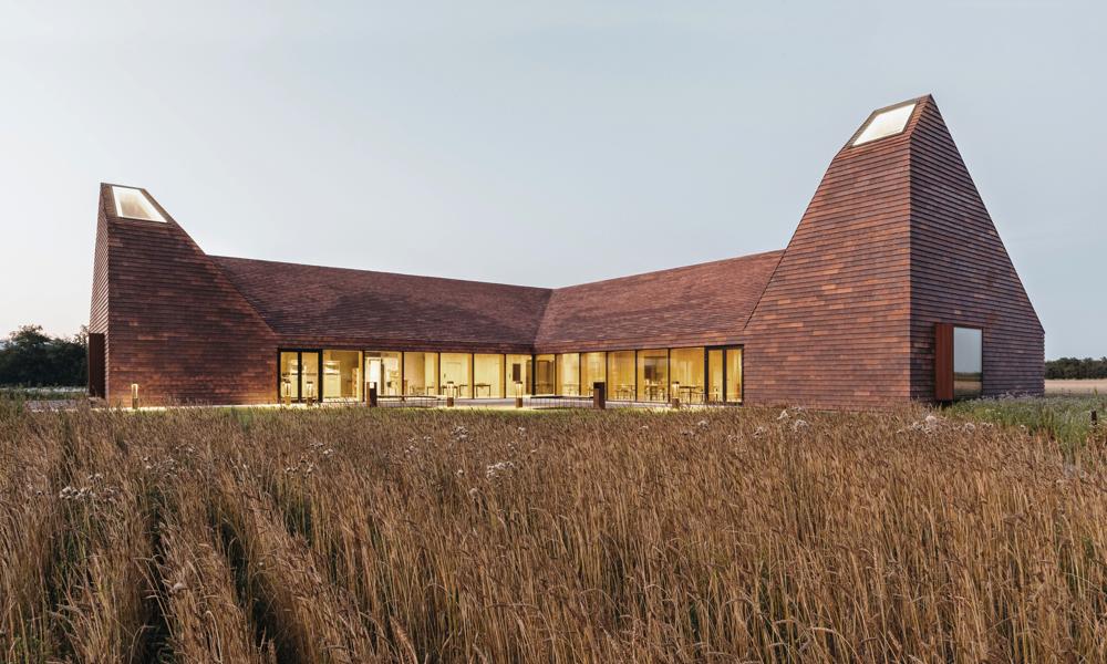 Kornets Hus i Nordjylland med brændte tegl på ydersiden ligner i sig selv et pandekagehus. Bygningen er tegnet af Reiulf Ramstad Arkitekter og opført med Komproments skærmtegl. Kornets Hus i Nordjylland med brændte tegl på ydersiden ligner i sig selv et pandekagehus. Bygningen er tegnet af Reiulf Ramstad Arkitekter og opført med Komproments skærmtegl.
