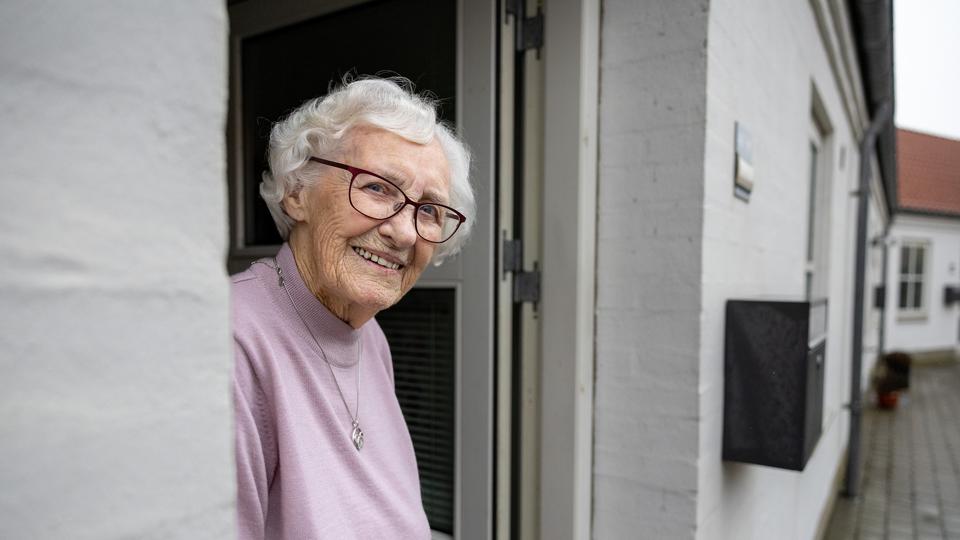 95-årige Marie Mikkelsen fik besøg af en tricktyv, der lige ville hjælpe hende med at gemme hendes værdier.  <i>Foto: Bente Poder</i>