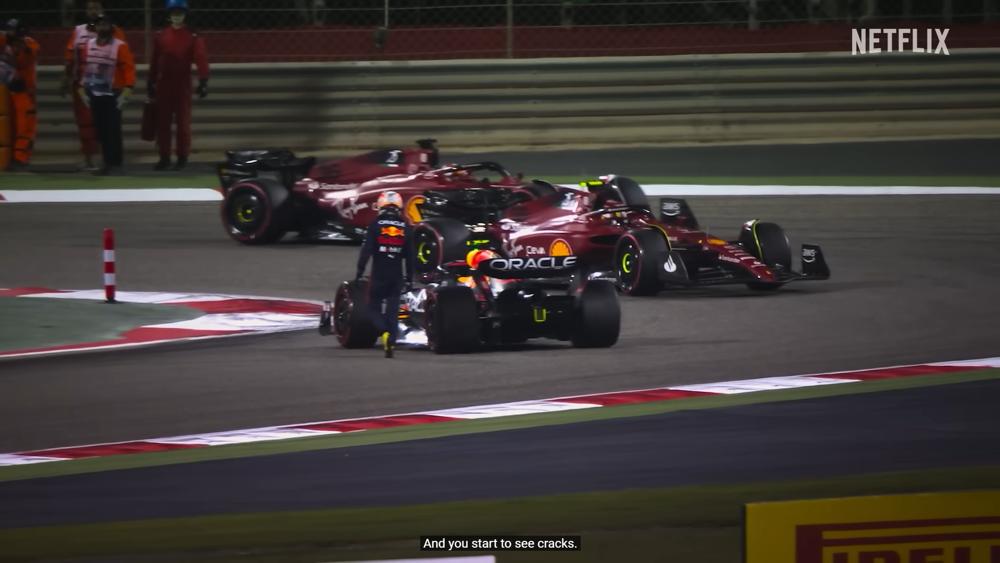 Världsmästaren Max Verstappens bil ville inte fortsätta. Charles Leclercs och Carlos Sainz Ferrai kör om.