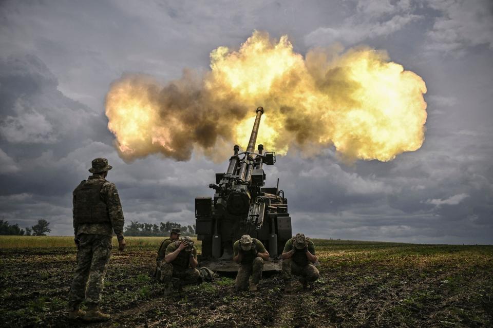 Ukrainske soldater i kamp mod russiske styrker. <i>Foto: Aris Messinis/Ritzau Scanpix</i>