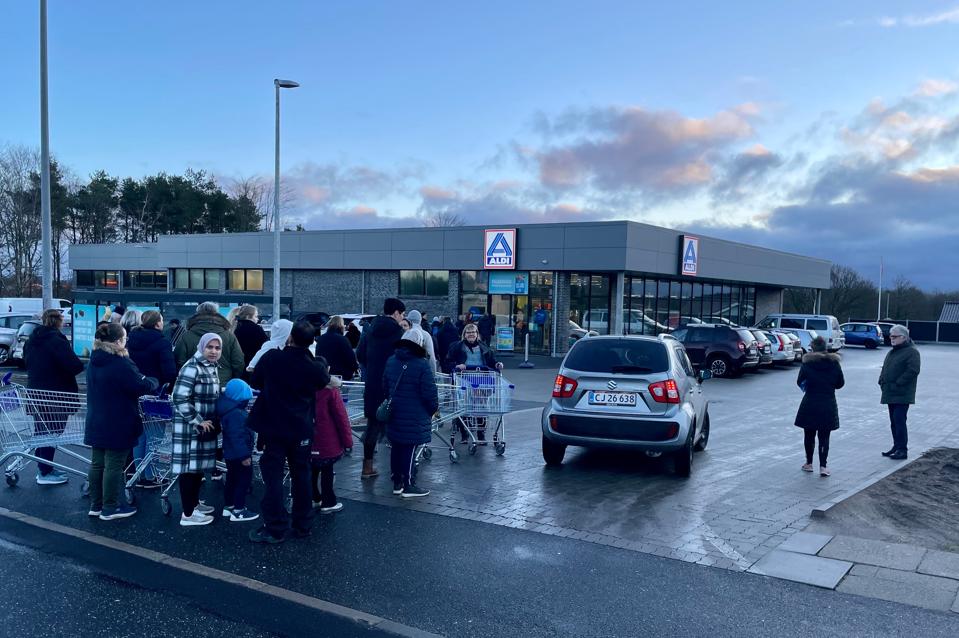 Kø ved Aldi Hjørring fredag morgen en halv time inden butikken åbner. <i>Foto: Claus T. Kræmmergård</i>