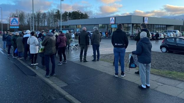 Der var masser af kø ved Aldi forud for starten på ophørsudsalget. <i>Foto: Claus T. Kræmmergård</i>