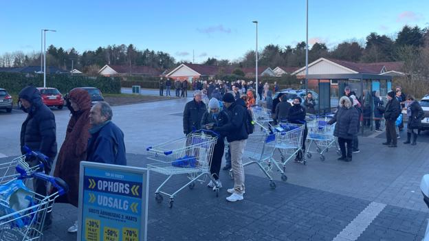 Der var masser af kø ved Aldi forud for starten på ophørsudsalget. <i>Foto: Claus T. Kræmmergård</i>