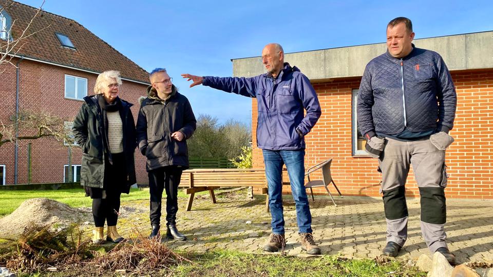Fra venstre står Mie Mommer, Nicklas Larsen, Egon Kjær Sørensen og Jens Højbak i den have, der skal blive til køkkenhave. <i>Privatfoto</i>