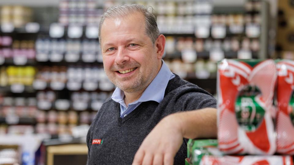 John Ejstrup Larsen er i dag den populære feriebys eneste købmand. <i>Foto: Henrik Bo</i>