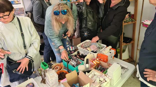 Der blev indrettet en butik for ukrainere, hvor de kunne komme og finde hår- og makeup-ting, som Cecilie havde fået sponseret. <i>Privatfoto</i>