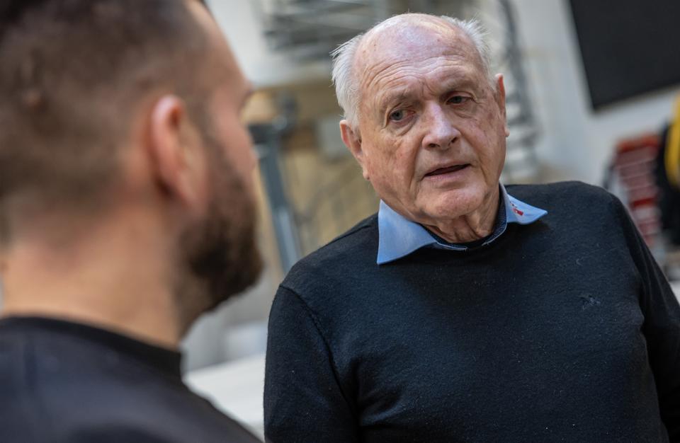 Det nære samarbejde med de ansatte, kunderne og leverandørerne er noget af det, som Erik Torrild sætter størst pris på i hverdagen. Det vil han ikke bytte for en tur på 18 huller på golfbanen. Ikke længere, i hvert fald. <i>Foto: Martin Damgård</i>