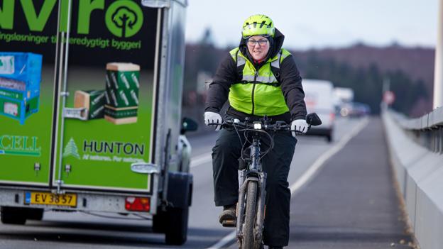 Skolelærer Mette Holm Nielsen pendler hver dag fra Mors til Salling, hvor hun krydser Sallingsundbroen, ofte på cykel. Hun har foreslået regler, der kan træde i stedet for et cykelforbud. <i>Arkivfoto: Bo Lehm</i>