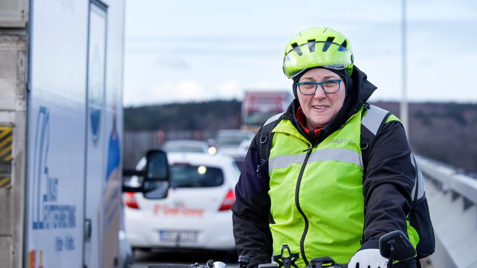 Mette Holm Nielsen cykler gerne på arbejde, men hun fortæller, at turen over Sallingsundbroen gør hende utryg. <i>Foto: Bo Lehm</i>