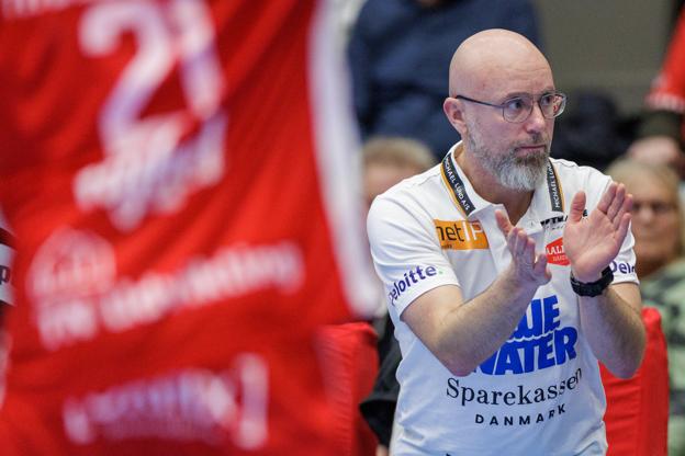 Aalborg-træner Stefan Madsen var meget tilfreds med sit holds præstation i storsejren mod Sønderjyske. <i>Foto: Henrik Bo</i>