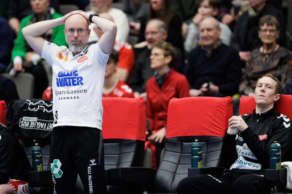 Aalborg Håndbold-træner Stefan Madsen ser med bekymring på sin lange skadesliste. <i>Arkivfoto: Henrik Bo</i>