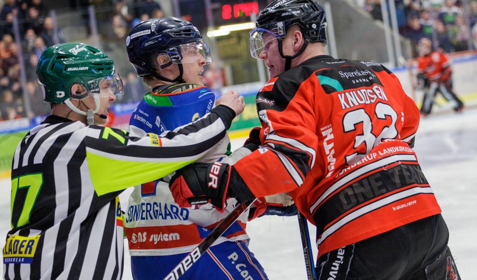 Aalborg Pirates og Frederikshavn White Hawks tørnede fredag aften sammen i det sidste lokalopgør i denne sæsons grundspil i Metal Ligaen. Aalborg Pirates vandt 6-2 efter en ellers helt tæt kamp. <i>Foto: Henrik Bo</i>