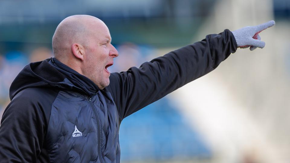 En sygdomsramt Henrik Pedersen kan med sejren over Næstved udstikke kursen for Vendsyssel FF, der skal være en del af en tæt topstrid. <i>Foto: Henrik Bo</i>