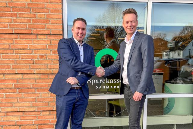 Jonas Bundgaard Kristensen (t.v.) tiltræder 1. marts som privatkunderåver hos Sparekassen Danmark i  Vester Hassing. På billedet ses han i selskab med afdelingsdirektør Mads Bladsgaard Jakobsen.
