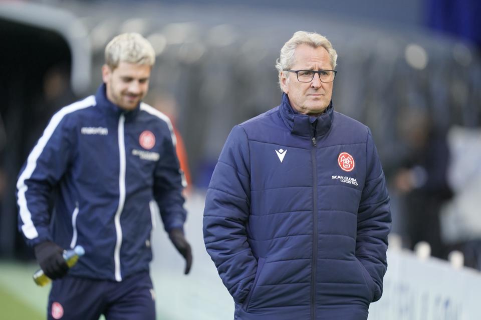 At dømme på indsatsen mod FC København har Erik Hamrén ikke tabt al opbakning fra sin spillertrup, men ugens begivenheder må alligevel have svækket svenskerens position i AaB. <i>Foto: Liselotte Sabroe/Ritzau Scanpix</i>