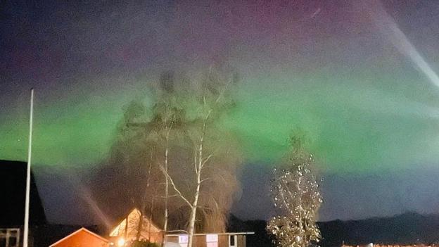 Vivi Randers fra Suldrup fik søndag klokken 22.17 foreviget nordlys over Himmerland - "en vild oplevelse, når man aldrig har set det før", skriver hun om synet. <i>Vivi Randers</i>
