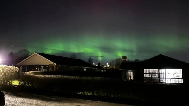 I Hobro fangede Pernille Thomsen også de flotte farver på himlen ved 22-tiden søndag aften. Hun har tidligere set nordlys i Tromsø i Norge, hvor oplevelsen var fuldstændig magisk. <i>Pernille Thomsen</i>
