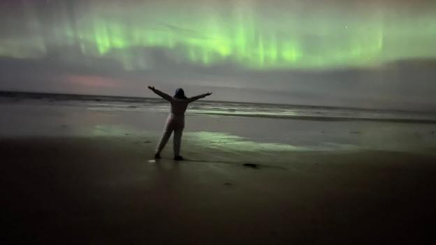 På stranden ved Grønhøj i Vendsyssel var Line Vagner Hjørringgaard også på pletten med sit kamera. Allerede klokken 21.20 begyndte lysene at danse over Vesterhavet, fortæller hun i sit opslag på Facebook. <i>Line Vagner Hjørringgaard</i>