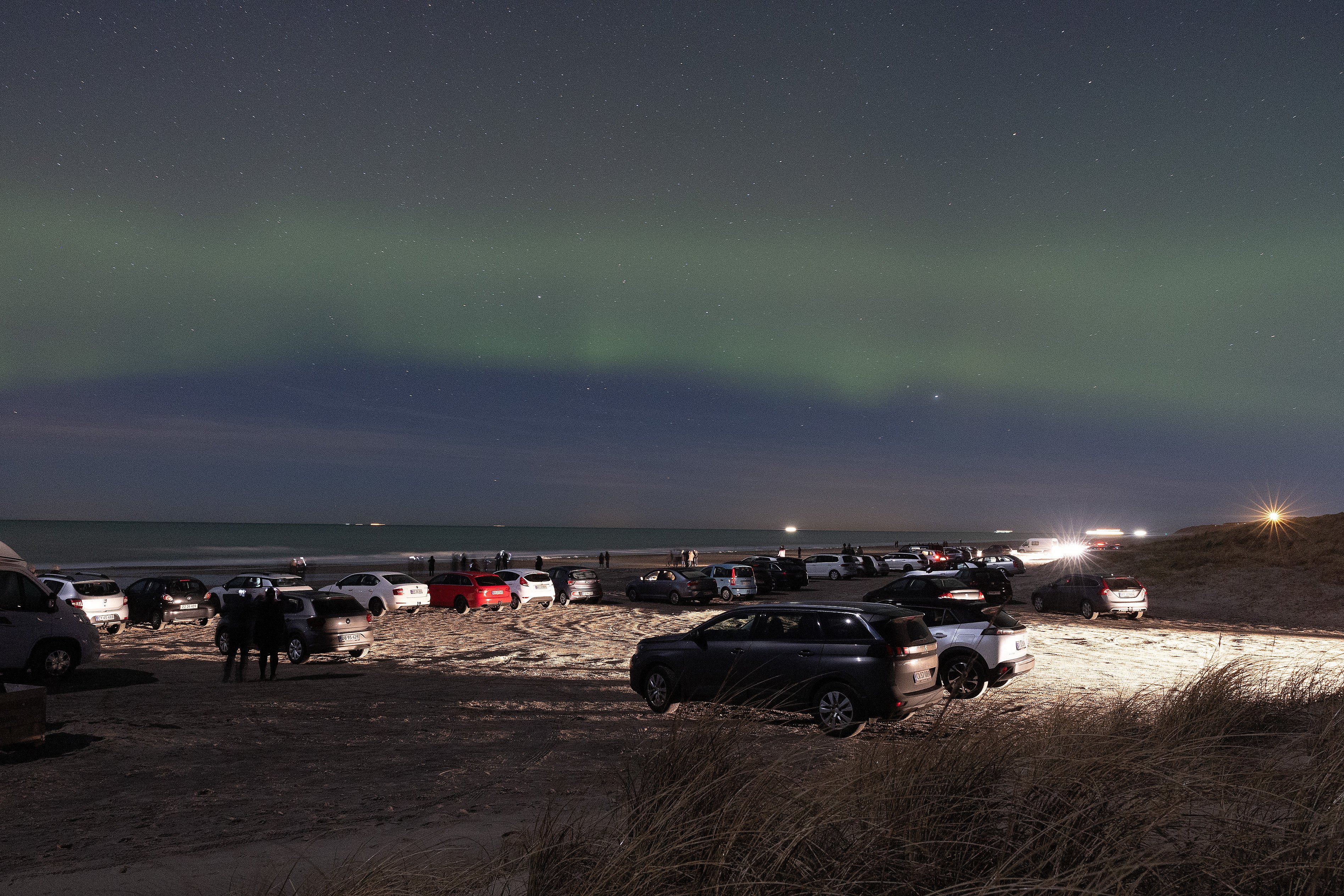 Endnu en aften med nordlys: Nordjyderne valfartede til strandene