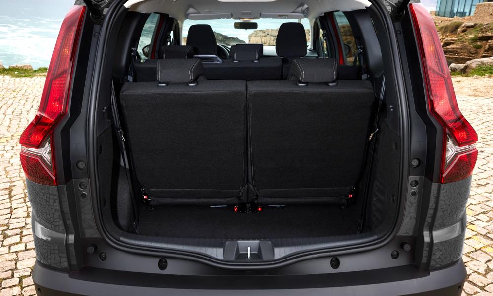 Dacia Jogger Hybrid har ett lastutrymme på 1 819 liter när sätena fälls ned. Dacia Jogger Hybrid har ett lastutrymme på 1 819 liter när sätena fälls ned.