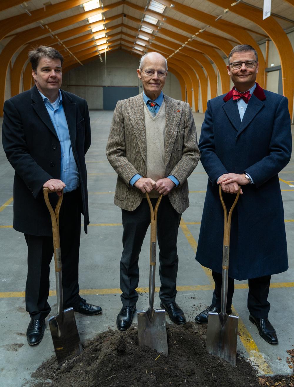 Første spadestik til Velux' nye innovationshus i Østbirk. Lars Kann-Rasmussen, søn af Velux-stifter, Villum Benedikt Kann Rasmussen, mellem sønnerne Jens og Mads Første spadestik til Velux' nye innovationshus i Østbirk. Lars Kann-Rasmussen, søn af Velux-stifter, Villum Benedikt Kann Rasmussen, mellem sønnerne Jens og Mads