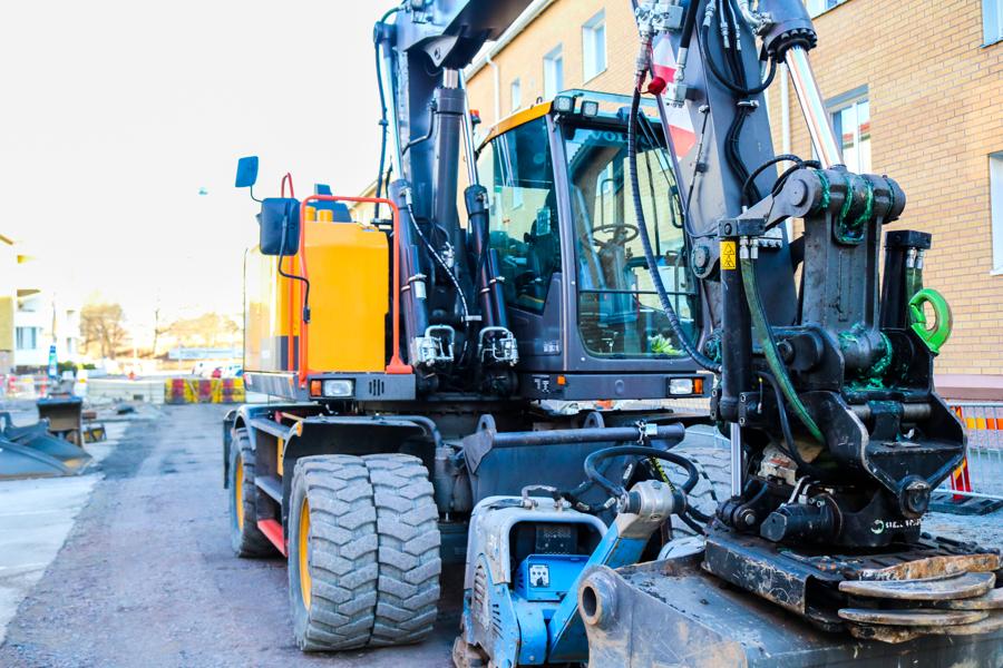 Volvo 150e 2020 med steelwrist rotor, leica 3d grävsystem, en full uppsättning skopor med de vanligaste skoporna, en stor planeringsskopa som fungerar som en planeringsbalk, gafflar, VA-skopa, sopborste, och en Bigab tippkärra. Volvo 150e 2020 med steelwrist rotor, leica 3d grävsystem, en full uppsättning skopor med de vanligaste skoporna, en stor planeringsskopa som fungerar som en planeringsbalk, gafflar, VA-skopa, sopborste, och en Bigab tippkärra.