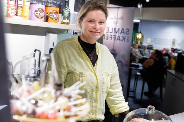 Tina Skaarup, indehaver af Kaffeslapperas, tror på, at det kan blive godt med nogle andre erhvervsdrivende i centret.  <i>Foto: Bo Lehm</i>