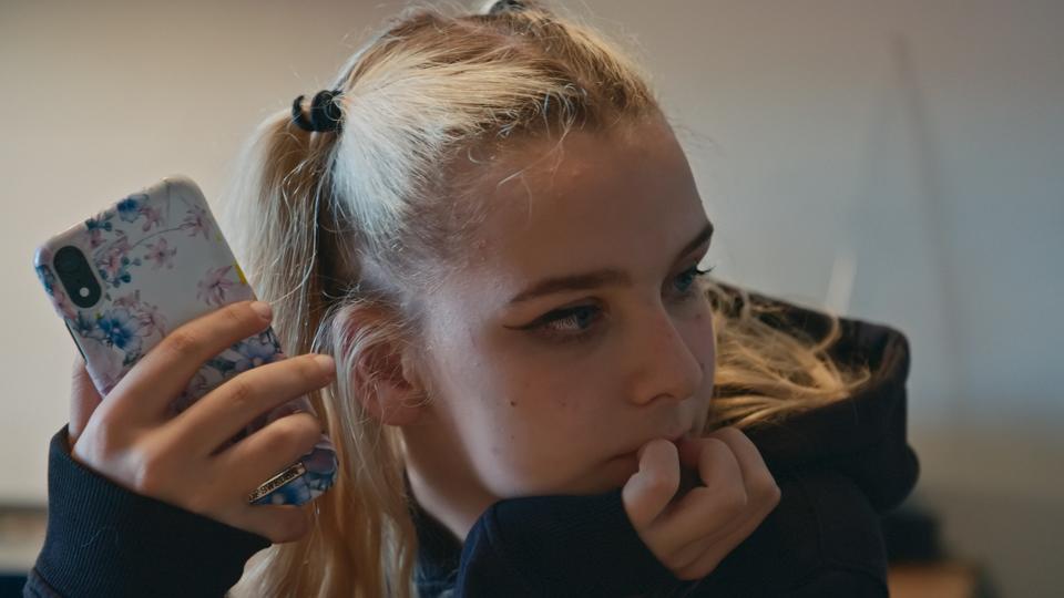 De har klaret sig selv i stærkt belastede hjem. Alligevel bliver de ikke hørt, når de rækker ud, viser dokumentar, der kan ses i Aalborg 8. marts. <i>Still fra De Umyndige</i>