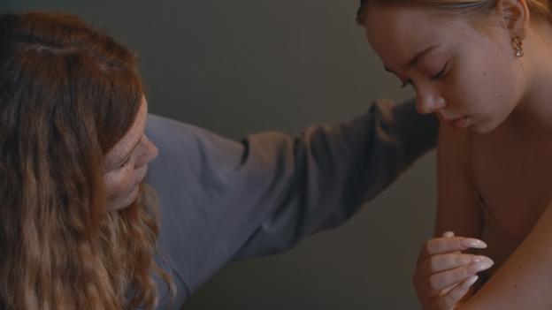 Holdet bag dokumentarfilmen har undervejs tilbudt forældrene til de medvirkende at se klippene med deres børn og kommentere på det, de siger. De har alle takket nej til at udtale sig. <i>Still fra film</i>