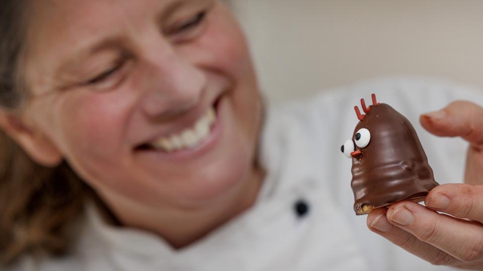 Mødet med topprofessionelle konditorer og andre entusiaster gav et ekstra skub til den altid kage- og chokoladeglade Sara Græsborg. Nu har hun lavet sit eget eventfirma og kommer jævnligt fire termokasser med udstyr i bilen, når hun skal laver lækkerier med eller for andre. <i>Foto: Torben Hansen</i>