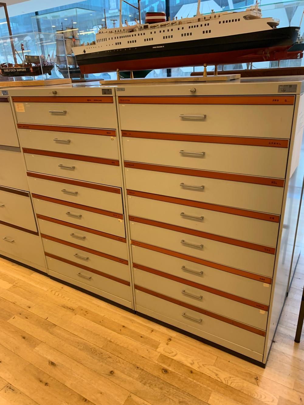 Her er det analoge arkiv med tusinder af arkivkort. På toppen af kabinettet ses DSB-færgen 'Kong Frederik IX'. Her er det analoge arkiv med tusinder af arkivkort. På toppen af kabinettet ses DSB-færgen 'Kong Frederik IX'.