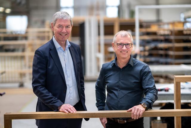 Allan Lindhard Jørgensen, CEO i Dovista Gruppen (t.v.) og Kaj Bundgaard, direktør i Krone Vinduer (t.h.) i Krone Vinduers produktion i Harken ved Hjørring.