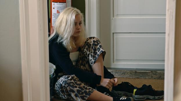 "Man går ikke bare ud og anbringer børn, det er et voldsomt indgreb", lyder det fra sagsbehandleren, der varetager 13-årige Lunas sag. "Det her er jo ikke bare", svarer Luna (billedet), tilbage. Da hun får aktindsigt i sin egen sagsmappe på kommunen, er den 10 centimeter tyk.