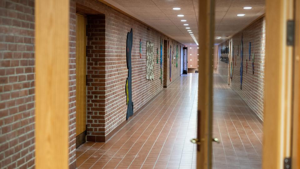 Indenfor har Seminarieskolen et renoveringsbehov på 93,3 millioner kroner. <i>Arkivfoto: Bente Poder</i>
