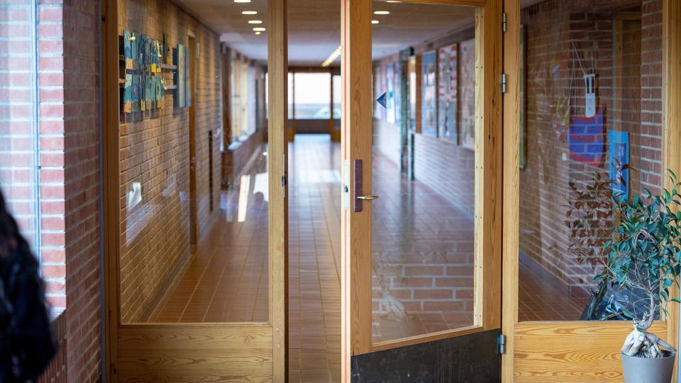 De røde mursten og klinkerne på gulvet går igen overalt på skolen. Skolen beskriver sig selv som en slidt arkitektonisk perle. <i>Foto: Bente Poder</i>