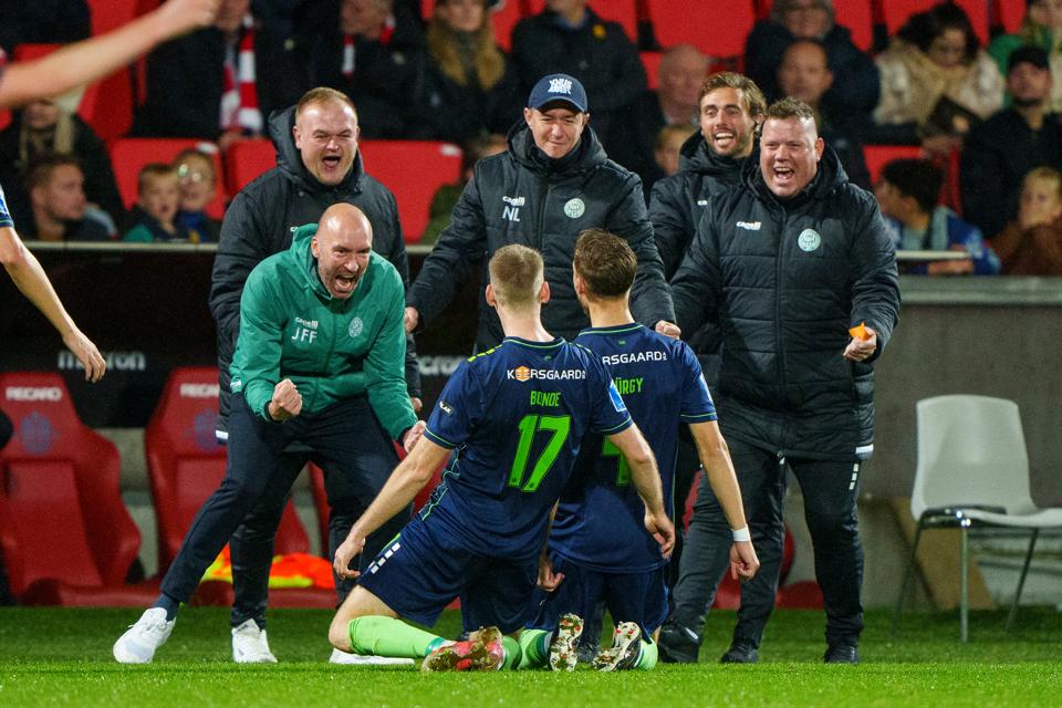 Jacob Friis har trukket sig sejrrigt ud af de to første besøg på Aalborg Portland Park. Her jubler han over Jakob Bondes scoring i 3-1-sejren i oktober 2022. <i>Arkivfoto: Bo Amstrup/Ritzau Scanpix</i>