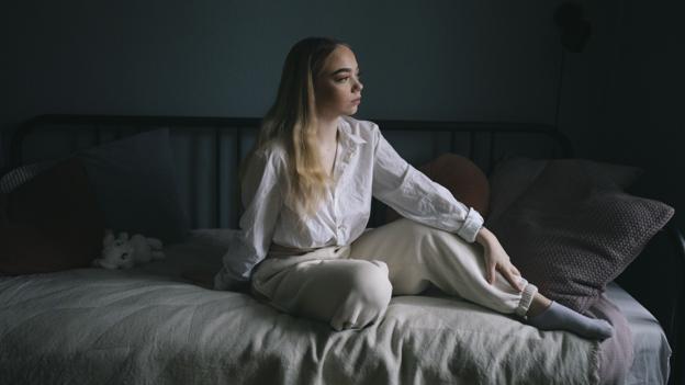 Kayla på 15 år har boet på gaden i fem måneder, da hun kommer til Joannahuset. Med hjælp fra medarbejdere får hun tildelt en lejlighed med pædagogisk støtte.