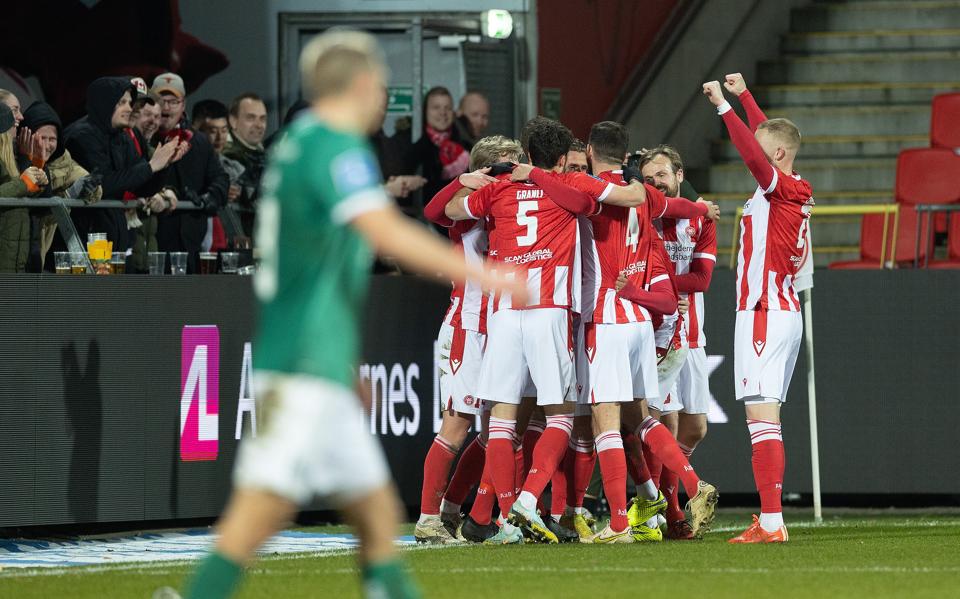 AaB's kriseramte superligahold jagtede torsdag aften en tiltrængt succesoplevelse i pokalturneringen på hjemmebane mod Viborg FF, og den fik de. <i>Foto: Bente Poder</i>