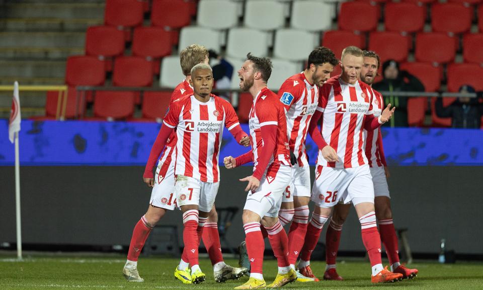 AaB skal være bedre til at håndtere bolden, og her er der en række spillere, der bliver vigtige i det kommende nedrykningsspil. <i>Foto: Bente Poder</i>
