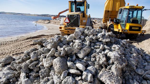 Der lægges sand i fjorden ud for søbadet i Thisted, der fjernes også sten så badende ikke skærer sig på dem <i>Foto: Bo Lehm</i>