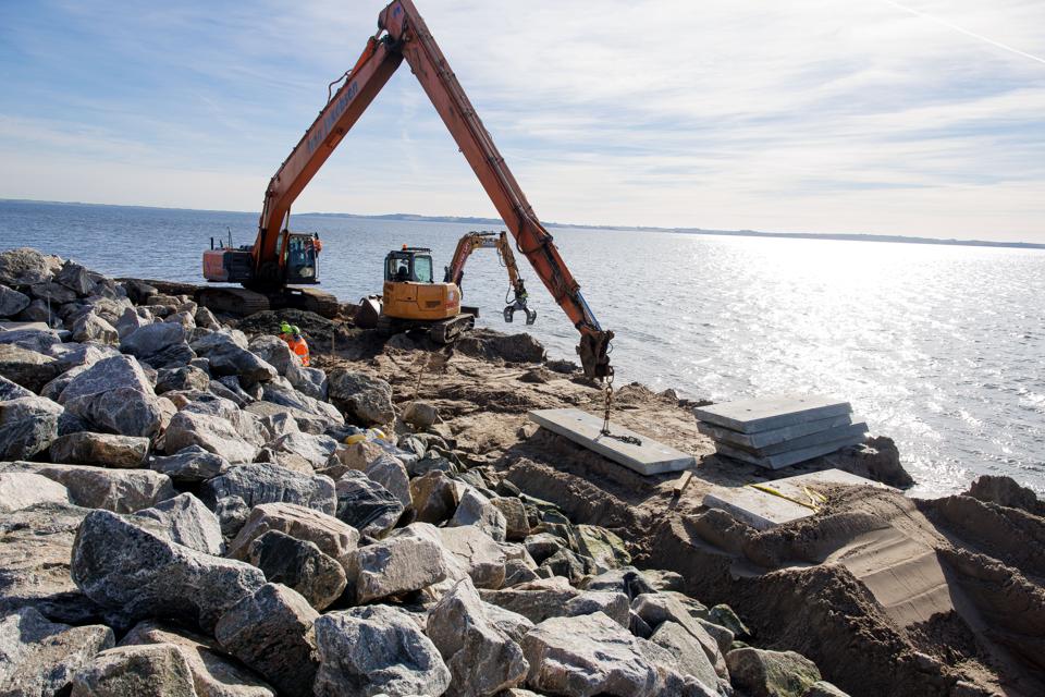 Der fjernes sten og lægges sand i fjorden ud for søbadet i Thisted, så badende ikke skærer sig på skarpe sten. <i>Foto: Bo Lehm</i>