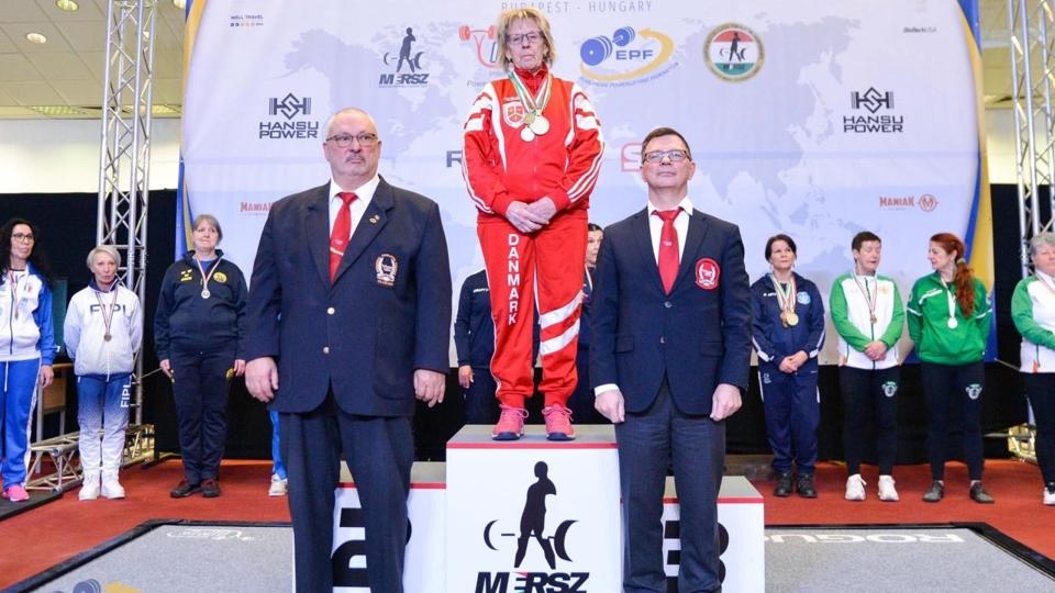 Veteranstyrkeløfteren Lise Madsen på podiet efter at have vundet guld ved EM i Budapest. <i>Privatfoto</i>